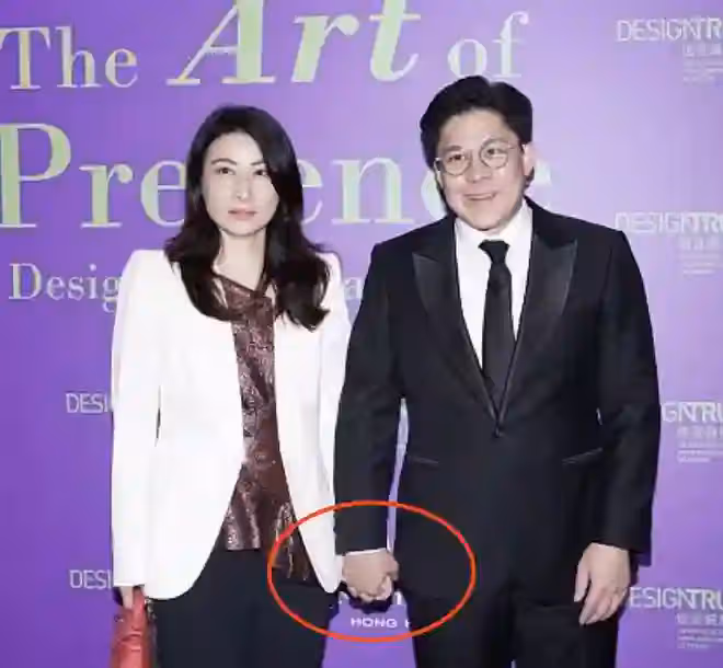 霍啟剛攜妻參加慈善晚宴,兩人十指緊扣,郭晶晶穿亮片上衣好時髦