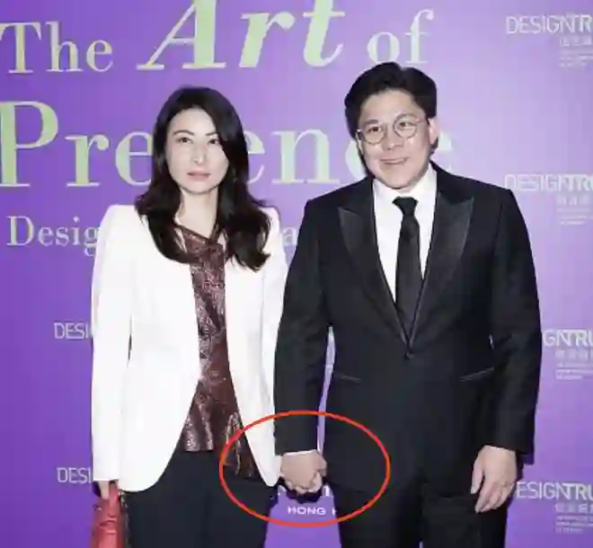 霍啟剛攜妻參加慈善晚宴，兩人十指緊扣，郭晶晶穿亮片上衣好時髦