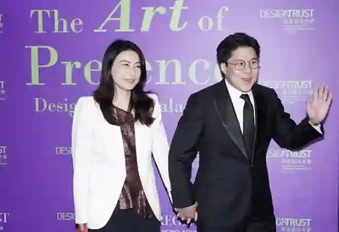霍啟剛攜妻參加慈善晚宴，兩人十指緊扣，郭晶晶穿亮片上衣好時髦