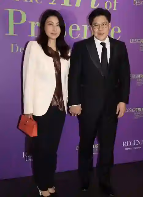 霍啟剛攜妻參加慈善晚宴,兩人十指緊扣,郭晶晶穿亮片上衣好時髦