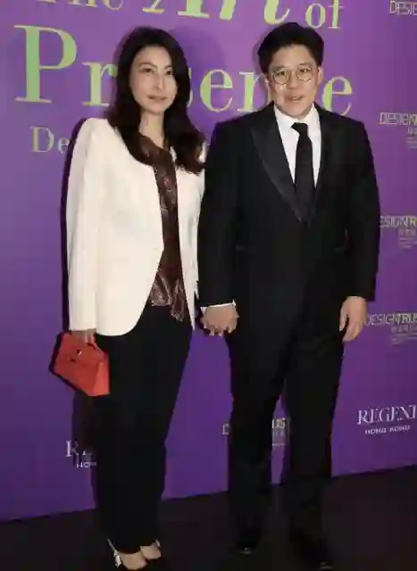 霍啟剛攜妻參加慈善晚宴，兩人十指緊扣，郭晶晶穿亮片上衣好時髦