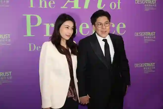霍啟剛攜妻參加慈善晚宴，兩人十指緊扣，郭晶晶穿亮片上衣好時髦