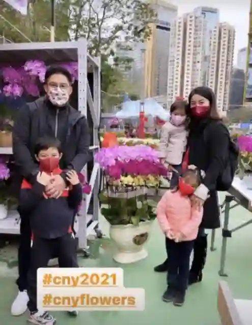 霍啟剛攜妻參加慈善晚宴，兩人十指緊扣，郭晶晶穿亮片上衣好時髦