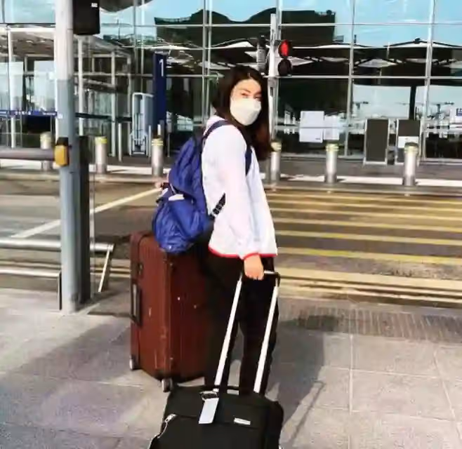 霍啟剛攜妻參加慈善晚宴,兩人十指緊扣,郭晶晶穿亮片上衣好時髦