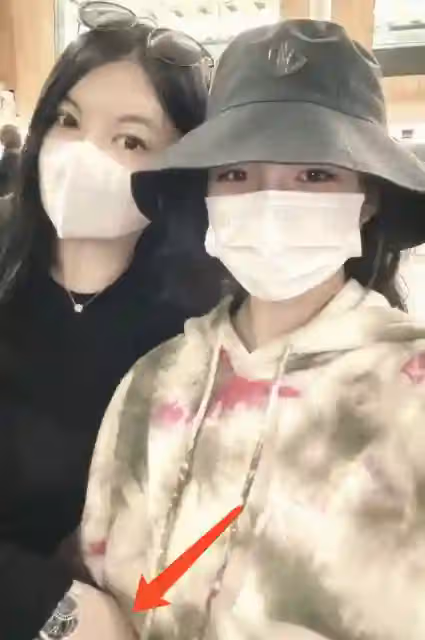 李湘分享母女回國照,與王詩齡同框似閨蜜,支持女兒未來報效祖國