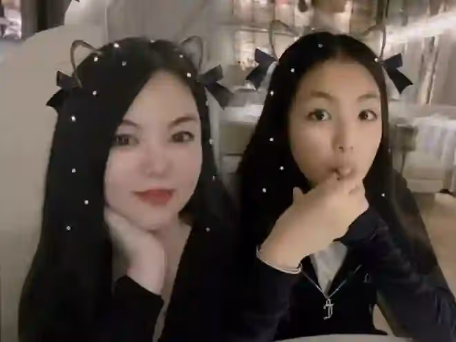 李湘分享母女回國照,與王詩齡同框似閨蜜,支持女兒未來報效祖國