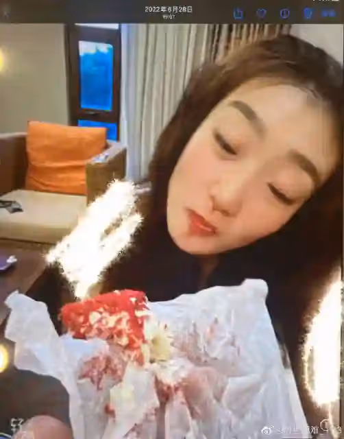 第二波爆料來襲！張隆前妻加碼釋出李夢不雅照，臍釘、紋身露肚皮