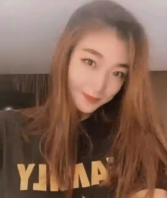 第二波爆料來襲！張隆前妻加碼釋出李夢不雅照，臍釘、紋身露肚皮