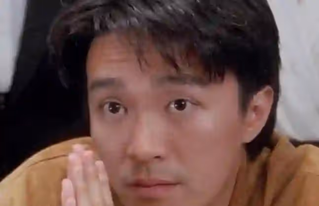 周星馳7年幫他賺3億，卻只拿70萬片酬，被嘲諷：你就像一條狗