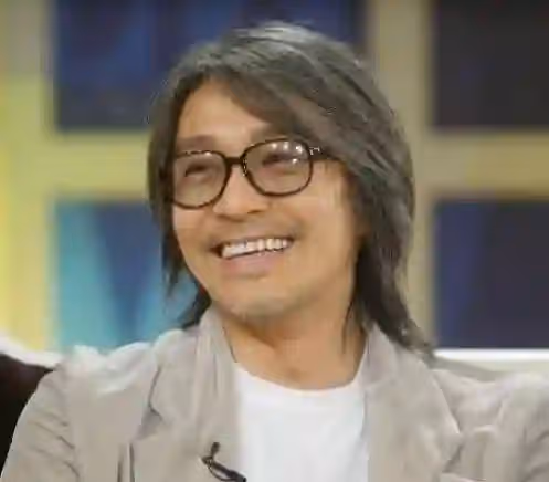 周星馳7年幫他賺3億，卻只拿70萬片酬，被嘲諷：你就像一條狗