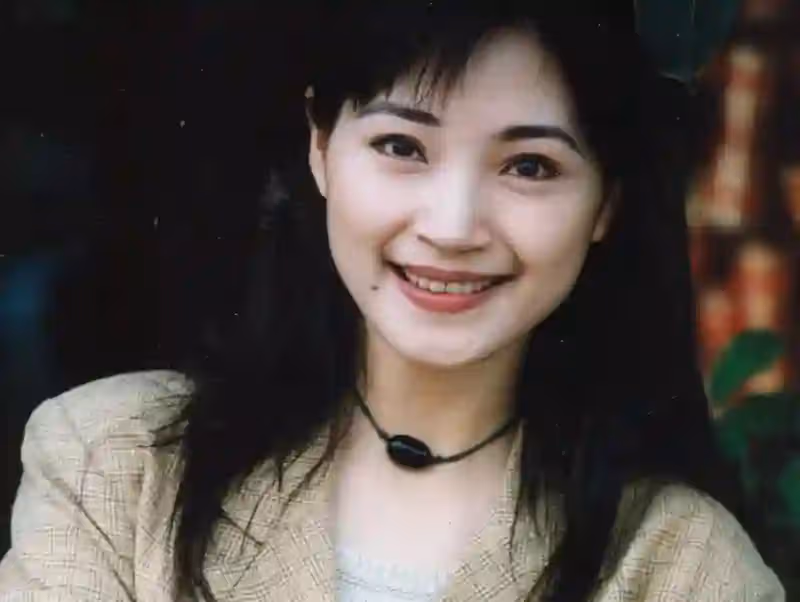 為父母終生不嫁!玉女歌手「歡慶56歲生日」單身至今 突驚喜爆「已當媽兒孫滿堂」現況曝