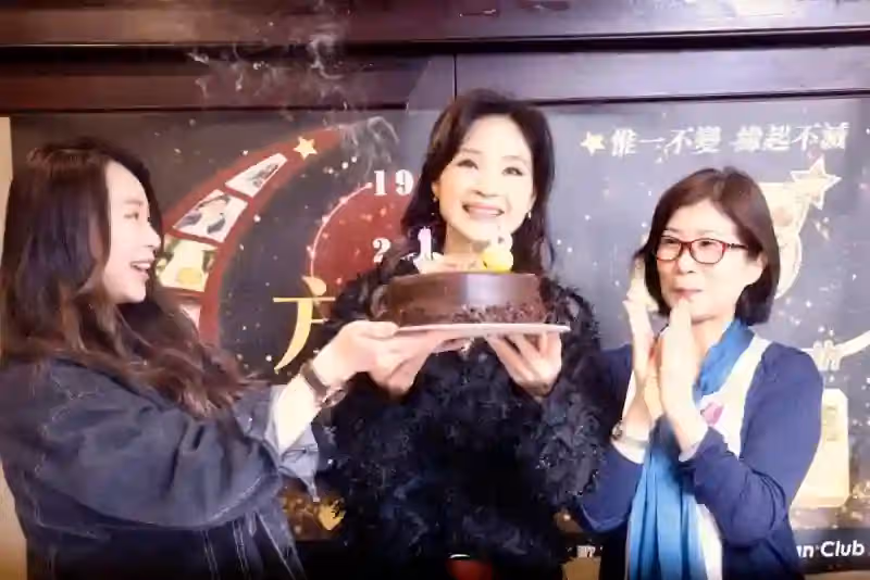 為父母終生不嫁!玉女歌手「歡慶56歲生日」單身至今 突驚喜爆「已當媽兒孫滿堂」現況曝