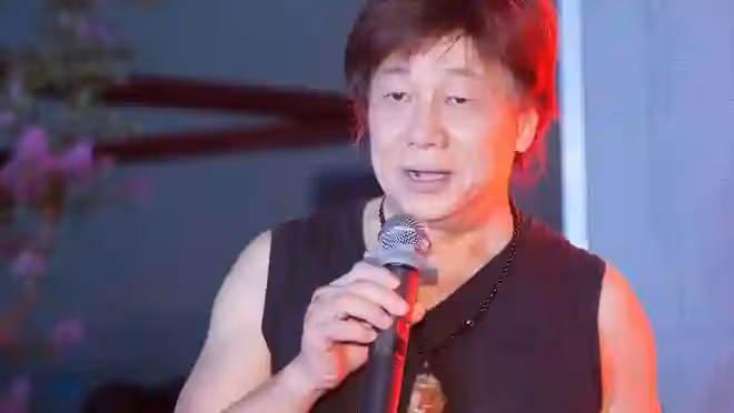74歲「陳真」梁小龍在廣東公園,練武出意外,背部重摔著地腿朝天