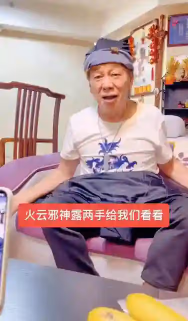 74歲「陳真」梁小龍在廣東公園,練武出意外,背部重摔著地腿朝天