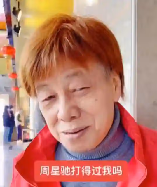74歲「陳真」梁小龍在廣東公園,練武出意外,背部重摔著地腿朝天