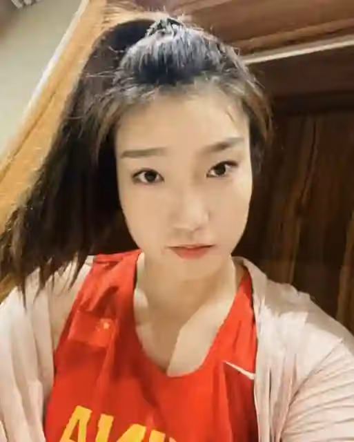 女籃李夢再被錘!知三當三艷照曝光後求和,酗酒紋身違反多條隊規