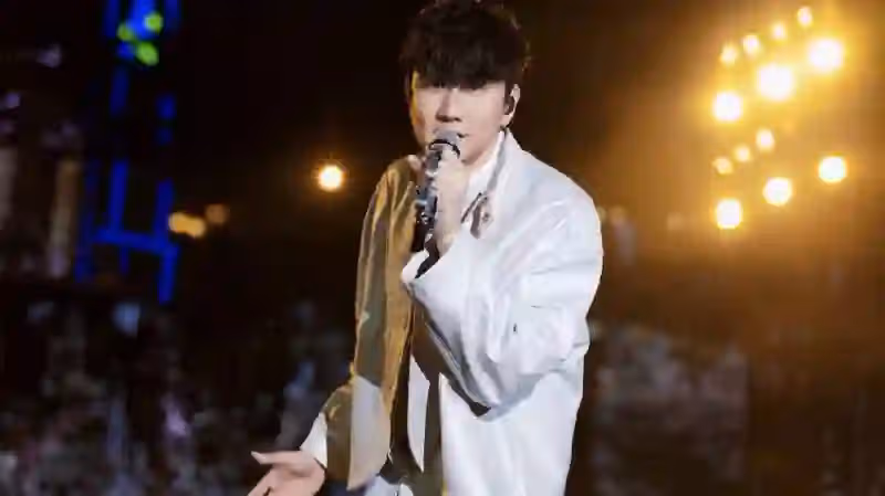 林俊傑舉辦香港戶外演唱會，獻唱張國榮經典《追》，全場合唱掀高潮