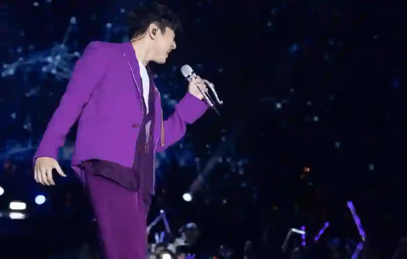 林俊傑舉辦香港戶外演唱會,獻唱張國榮經典《追》,全場合唱掀高潮