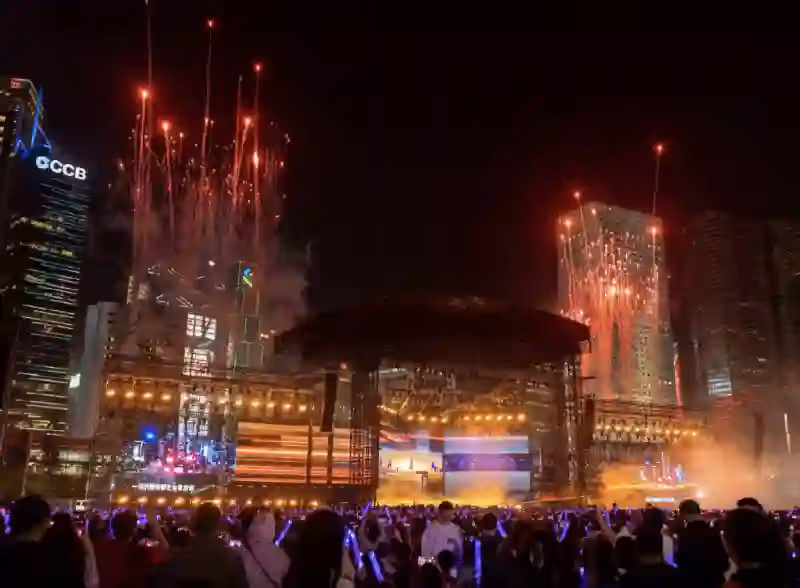 林俊傑舉辦香港戶外演唱會,獻唱張國榮經典《追》,全場合唱掀高潮
