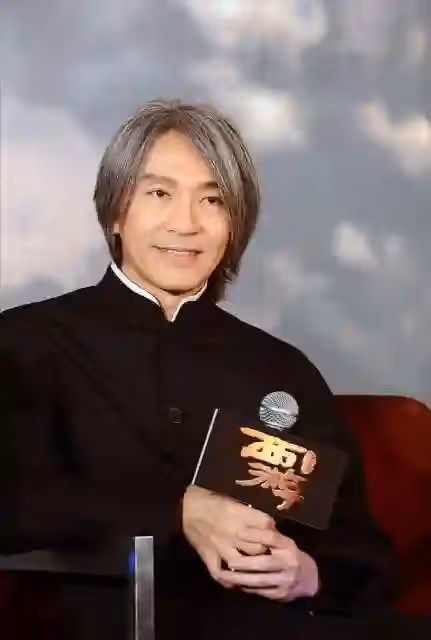 周星馳與石榴姐外出聚餐，低頭玩手機被指不合群，手腕粗壯長胖了