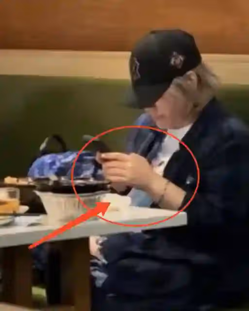 周星馳與石榴姐外出聚餐，低頭玩手機被指不合群，手腕粗壯長胖了