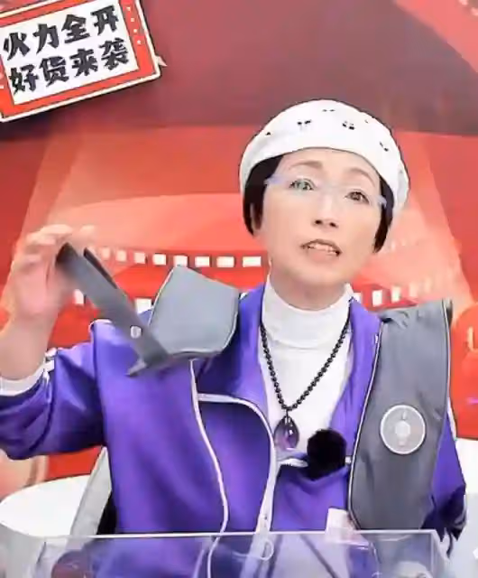 周星馳與石榴姐外出聚餐，低頭玩手機被指不合群，手腕粗壯長胖了