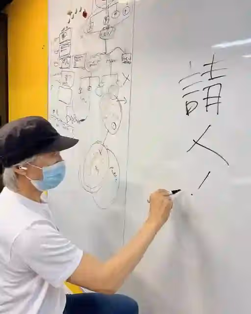 周星馳與石榴姐外出聚餐，低頭玩手機被指不合群，手腕粗壯長胖了