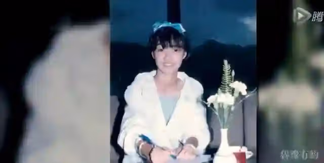 一曲稱霸歌壇！女歌手當紅「被生父逼赴美留學」回歸變落魄　三段情皆無果「57歲仍充滿感激