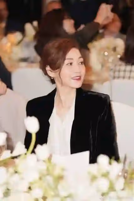 揚言非甄子丹不嫁!香港第一美腿「7天閃嫁編劇」相伴23年 「搖身一變成女強人」52歲凍齡近況曝