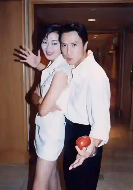 揚言非甄子丹不嫁!香港第一美腿「7天閃嫁編劇」相伴23年 「搖身一變成女強人」52歲凍齡近況曝