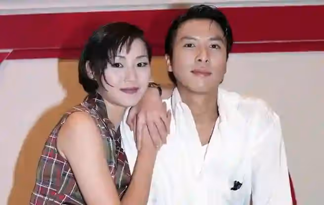 揚言非甄子丹不嫁!香港第一美腿「7天閃嫁編劇」相伴23年 「搖身一變成女強人」52歲凍齡近況曝