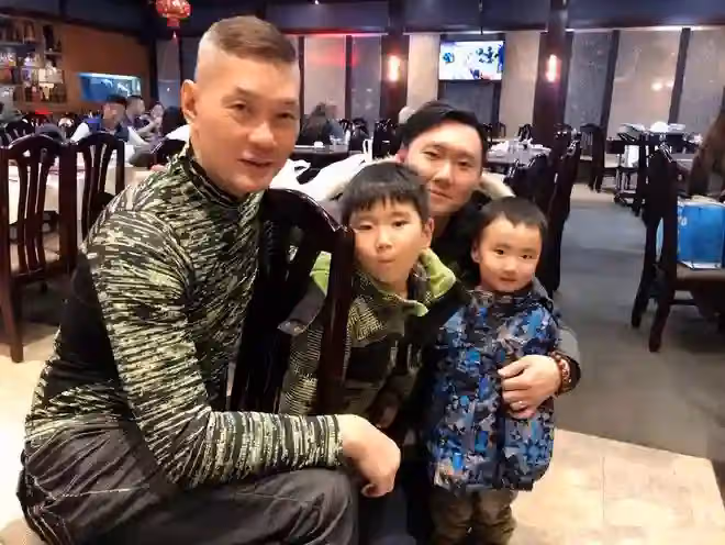 周比利開通全新社交帳號,64歲身材健碩無贅肉,仍能輕鬆下一字馬