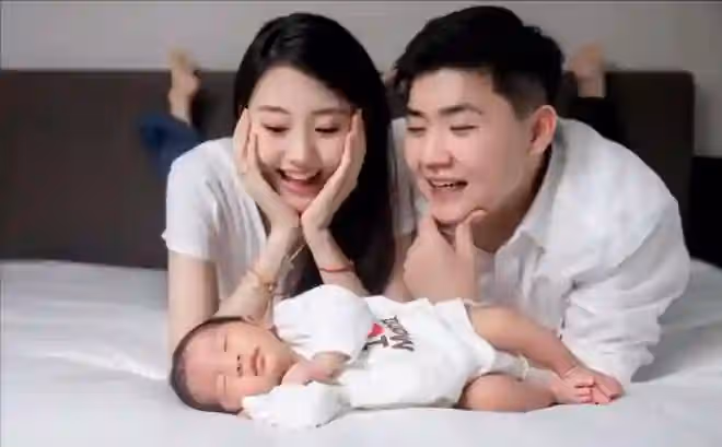 閆學晶兒媳曬溫馨全家福,成為一家三口顏值擔當,兒子可愛像媽媽