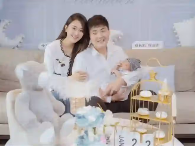 閆學晶兒媳曬溫馨全家福,成為一家三口顏值擔當,兒子可愛像媽媽