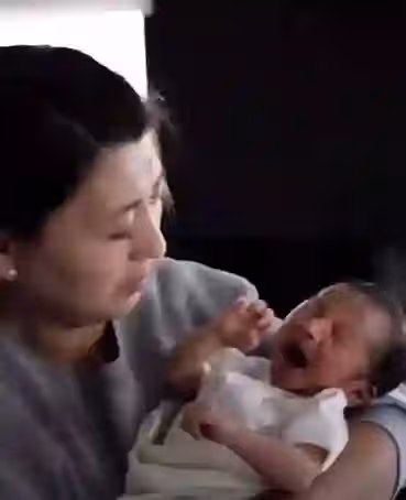 閆學晶兒媳曬溫馨全家福,成為一家三口顏值擔當,兒子可愛像媽媽
