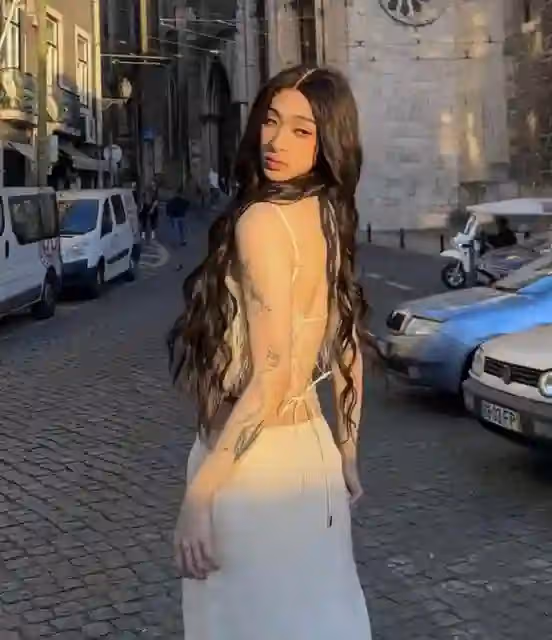 伊能靜兒子曬葡萄牙旅行照,穿裙子秀美背,手臂上紋兔女郎超個性