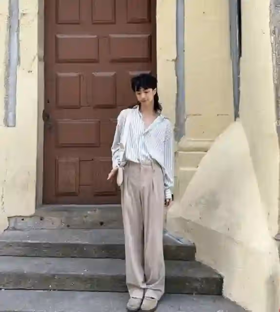 伊能靜兒子曬葡萄牙旅行照,穿裙子秀美背,手臂上紋兔女郎超個性