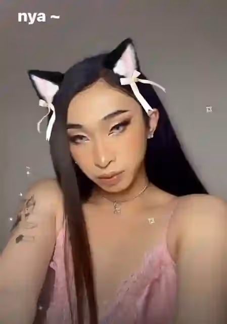 伊能靜兒子曬葡萄牙旅行照,穿裙子秀美背,手臂上紋兔女郎超個性