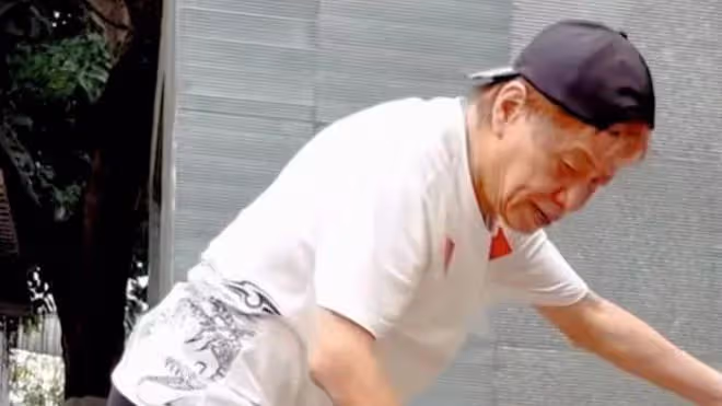 74歲梁小龍在公園練武出意外，頭著地摔成重傷，憑藉「陳真」走紅