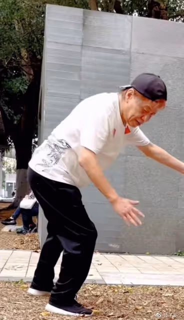 74歲梁小龍在公園練武出意外,頭著地摔成重傷,憑藉「陳真」走紅