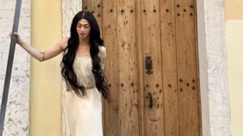 伊能靜兒子21歲生日，穿羽毛裙和高跟鞋慶祝，長發飄飄仙氣十足