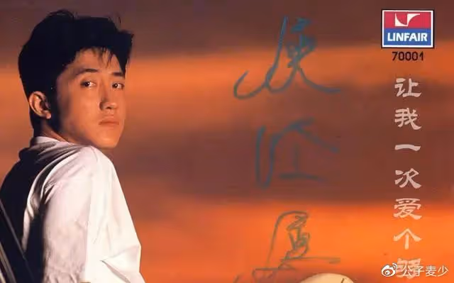 伊能靜兒子21歲生日,穿羽毛裙和高跟鞋慶祝,長發飄飄仙氣十足