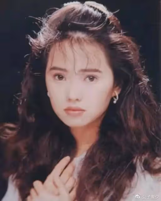 伊能靜兒子21歲生日,穿羽毛裙和高跟鞋慶祝,長發飄飄仙氣十足