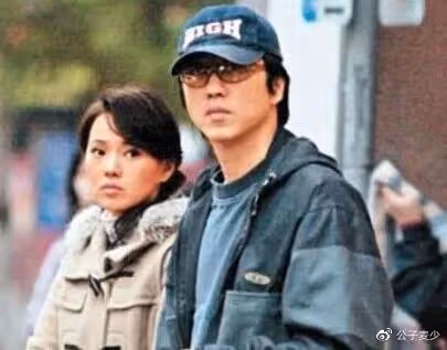 伊能靜兒子21歲生日,穿羽毛裙和高跟鞋慶祝,長發飄飄仙氣十足