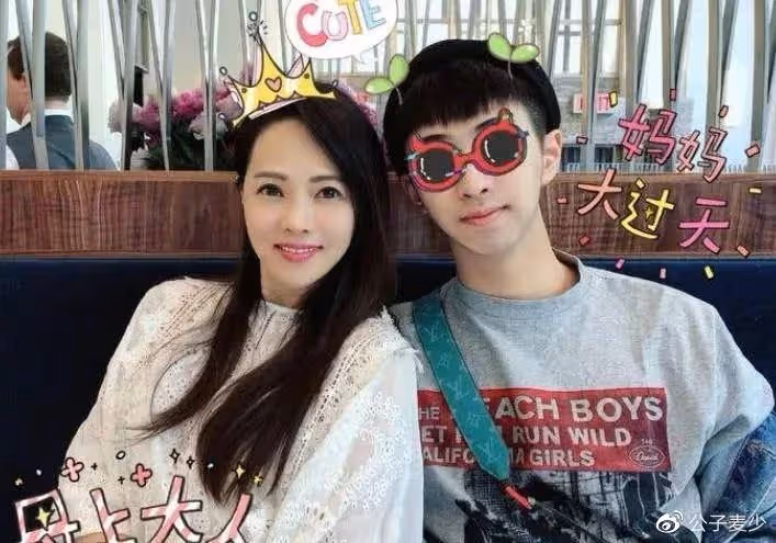 伊能靜兒子21歲生日,穿羽毛裙和高跟鞋慶祝,長發飄飄仙氣十足
