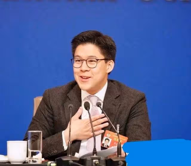 霍啟剛又干大事了!採訪中談夢想容光煥發,做香港內地的溝通橋樑