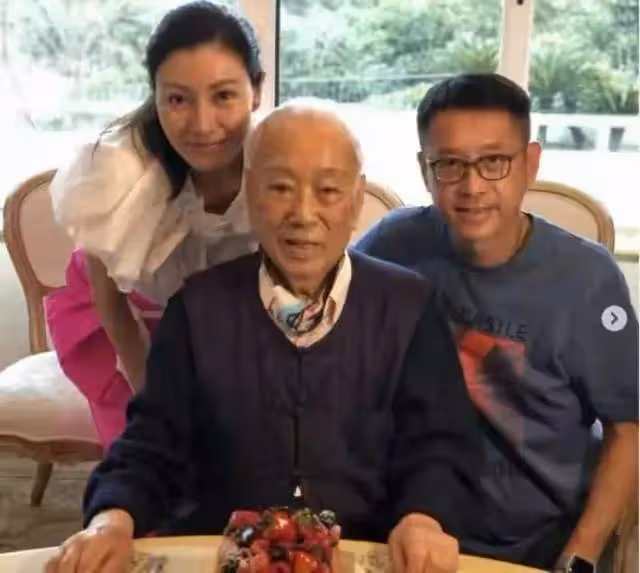 豪門扎堆開會,許晉亨卻帶李嘉欣國外滑雪,許家為何地位不高