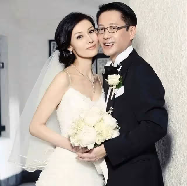 豪門扎堆開會,許晉亨卻帶李嘉欣國外滑雪,許家為何地位不高
