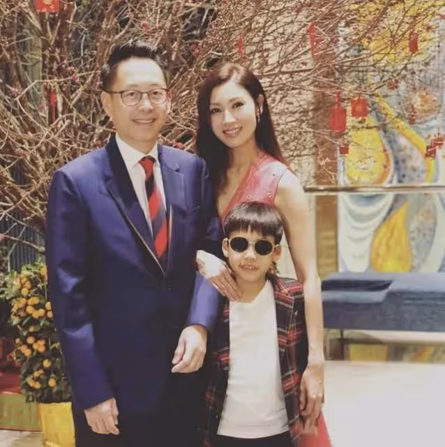 豪門扎堆開會,許晉亨卻帶李嘉欣國外滑雪,許家為何地位不高