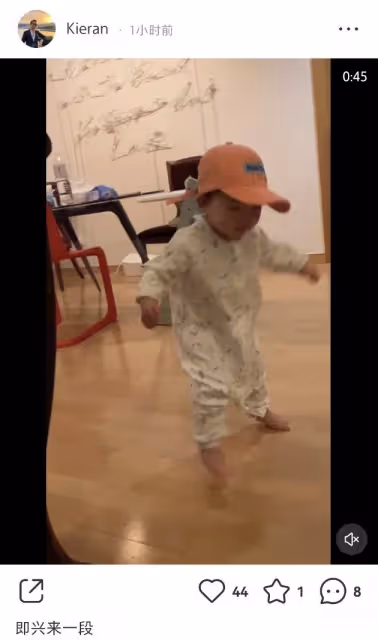 朱珠1歲女兒即興舞蹈,寶寶舞步喜感,不忘為自己鼓掌助興好可愛